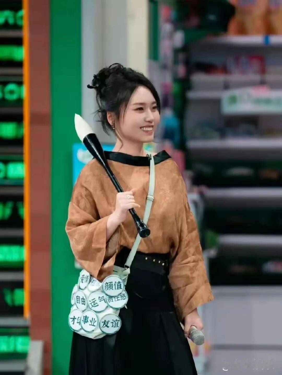 近日，李雪琴现身某综艺录制，身形暴瘦引发全网围观！镜头中的她一改往日圆润形象，露
