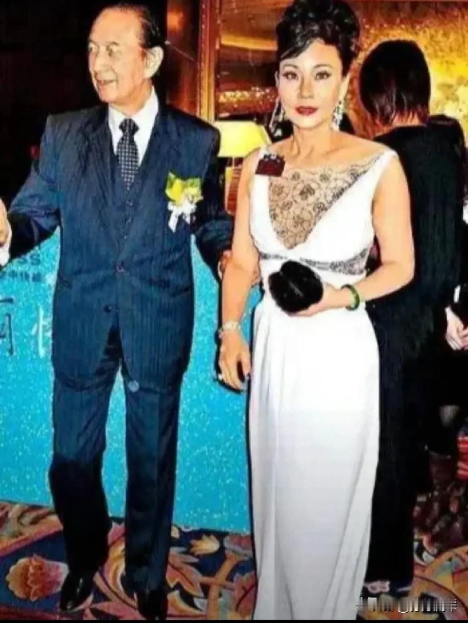陈婉珍嫁给赌王时，曾倍受赌王的宠爱。那时她青春貌美，身材高挑，赌王带三太出席商业