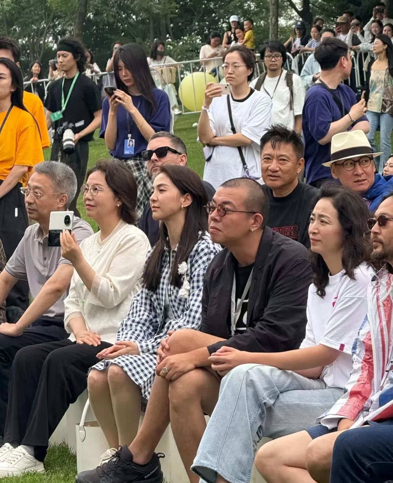 在阿那亚戏剧节现场，又发现了一个熟悉的身影。他就是王朔的女婿、画家朱新建的儿子