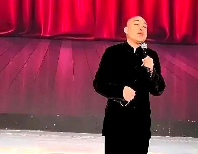 脱口秀票炒到上千，他一句“白嫖”涨粉60万。程野台上讲脱口秀，后排突然有人喊