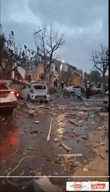 还行，这导弹硬是比小摩托厉害得多，小以子也终于尝到了点战争的酸爽了。图为经过一