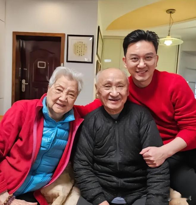 彼年，两代“杨子荣”同框。真心祈愿经典现代京剧《智取威虎山》能永远传承，“打虎