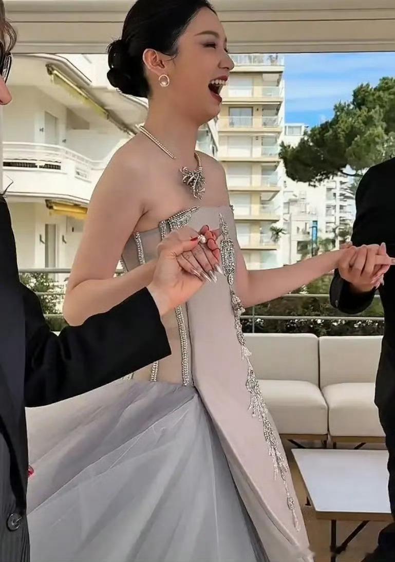 周也怎么一点也不端着架子了？真的不适合大表情啊