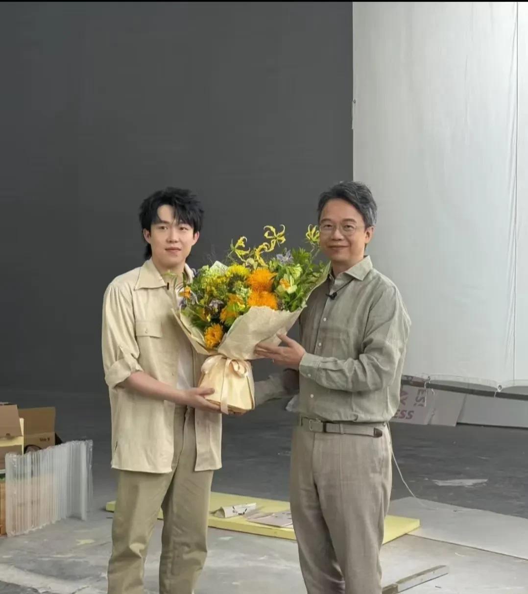 大头新合照，直播那天拍的，实话实说，这张照片没拍好，原本那天大头的妆造很