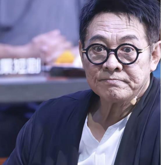 60岁的李连杰，被问到为何不帮曾经的儿子谢苗，他两手一摊，没联系方式，我十年不拍