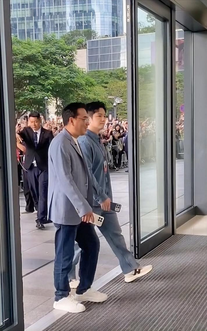 闺蜜在深圳现场见到了樊振东等他走了后兴奋的和我打电话她说，樊振东根本就不