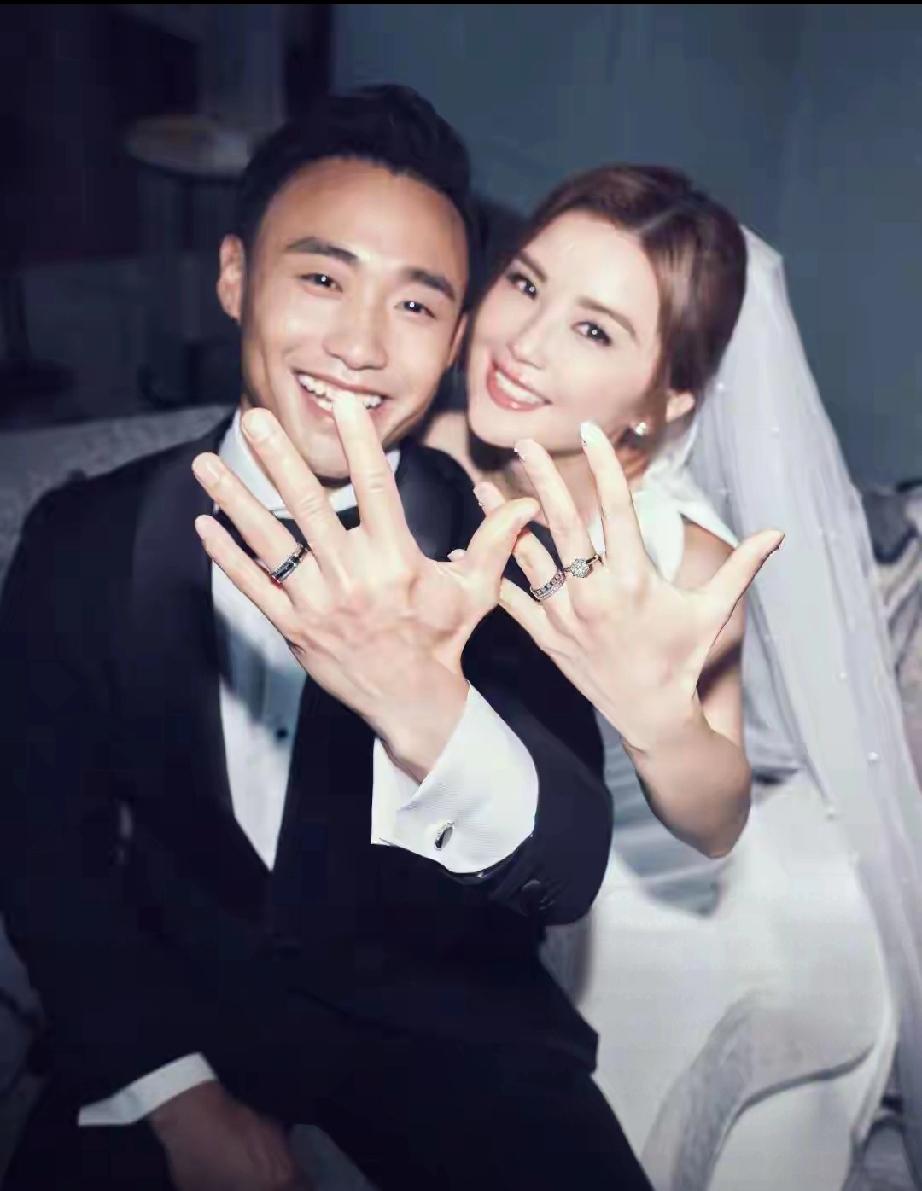 蔡卓妍官宣结婚！甜嫁小10岁健身教练，过往情史惹人感慨4月28日，
