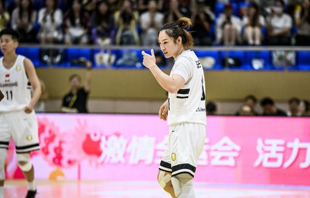 广东东莞女篮以28分优势战胜日本球队，成功拿下亚冠联赛的冠军，成为双冠王球队。