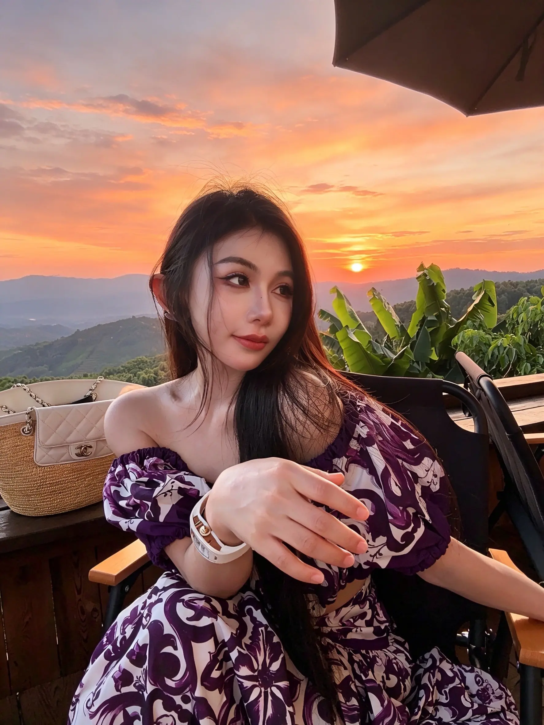 夕阳落进山的尽头，心事沉在晚风里头。