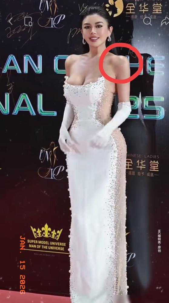 一根肩带断裂。全网封杀。职业生涯，瞬间归零。这就是时尚圈，一个把完美肉身供奉在神