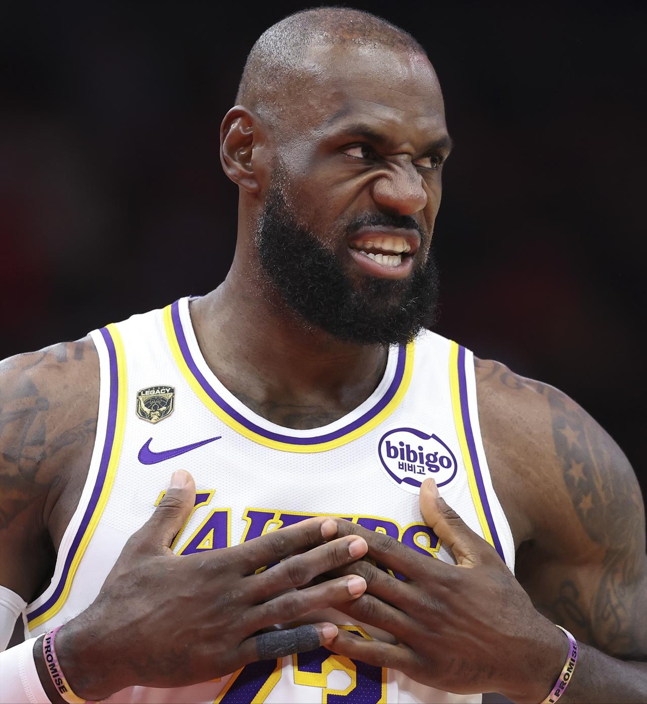 打不动了！詹姆斯三分6中0，湖人3-2火箭！比赛的转折点是湖人下半场开局包夹