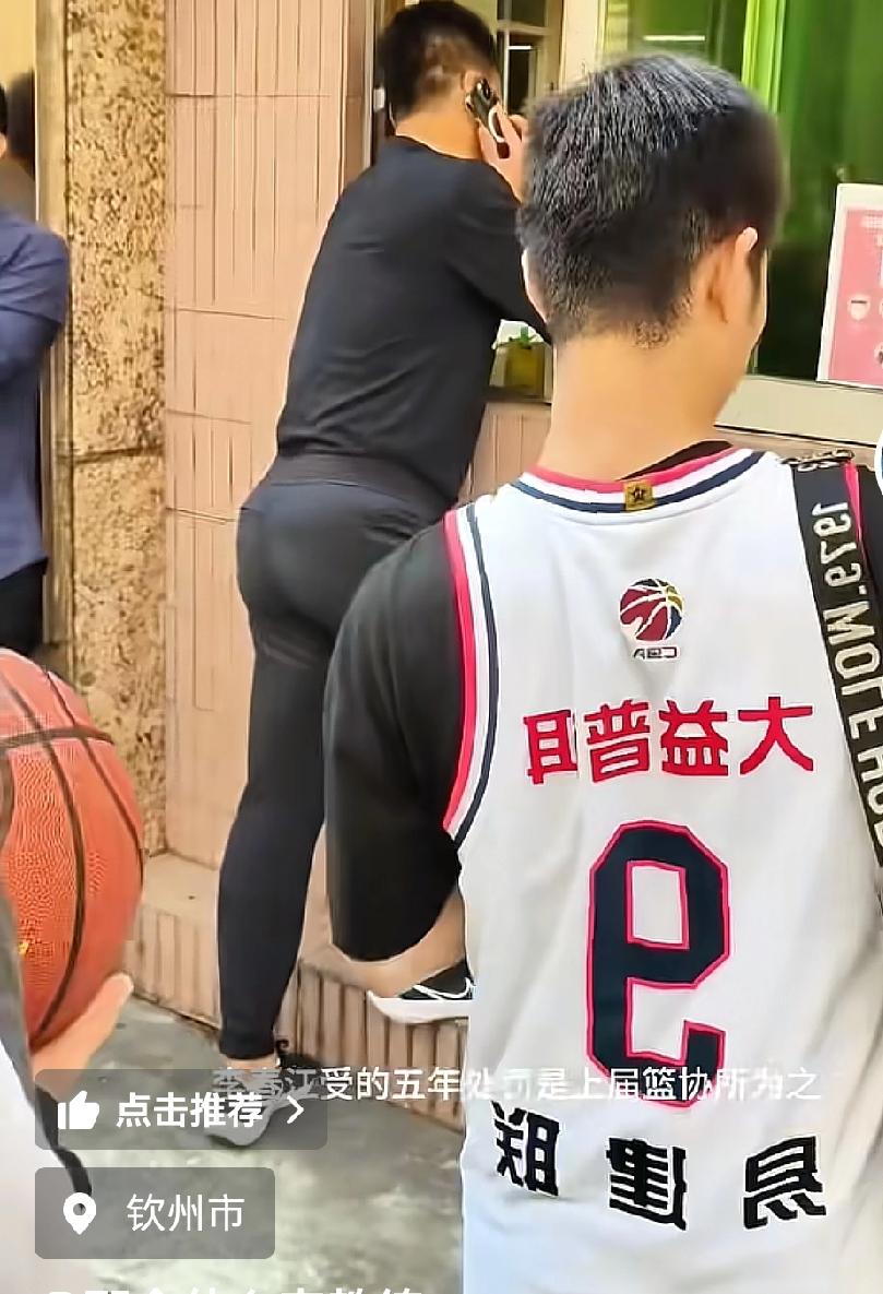 李春江去美国考察谁？球迷反穿易建联球员莫名其妙李春江前几天就回来了，没有在美