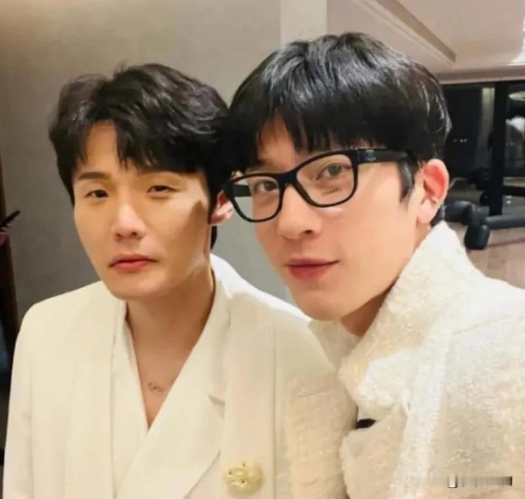 当年何炅攒了个饭局，井柏然第一次见到李荣浩。他开口找李荣浩约歌被拒绝。结果饭还没