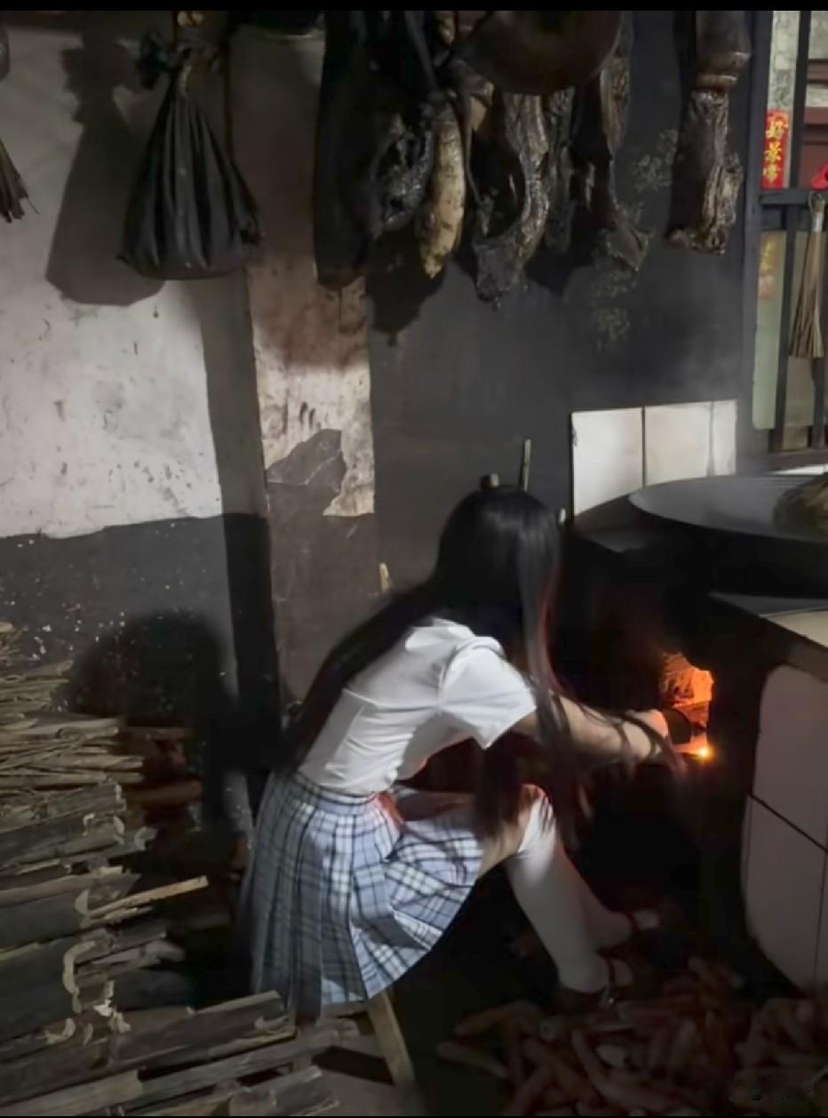 :墙上腊肉能不能分我一块[呲牙笑]