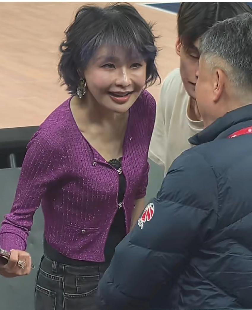 广东宏远队老板娘正脸曝光！别看宏远老板娘五十多岁了，但身材保持的特别好，整个