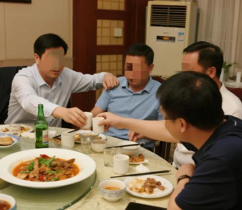 湖北武汉，退休的朱某闲来无事，喊老同学龚某聚会，龚某又拉上李某和郭某。四人饭店开