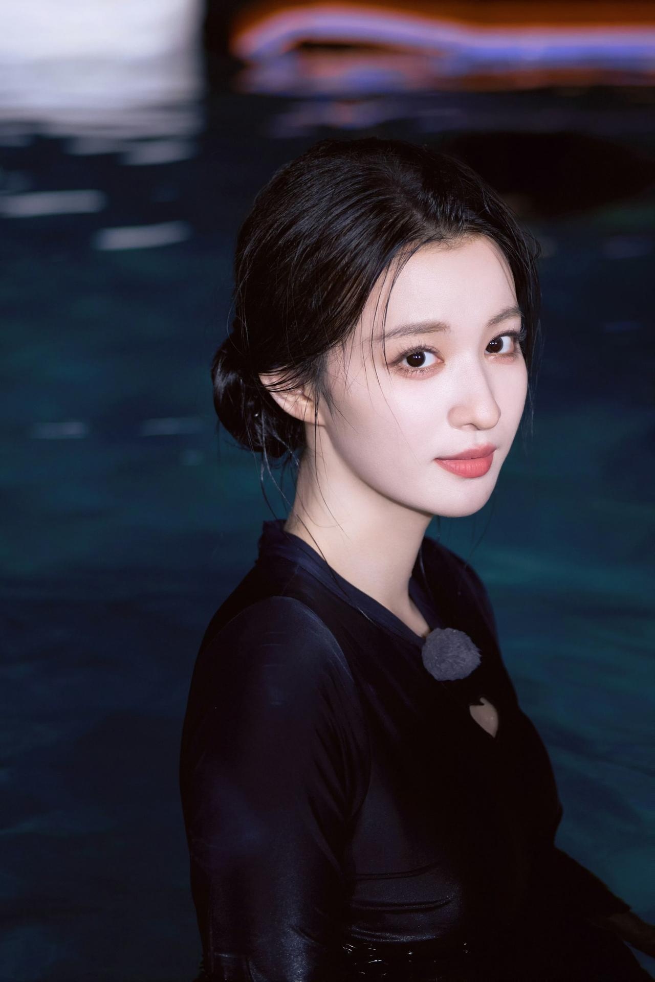 泳池夜色美人！王楚然这套湿发妆真的封神