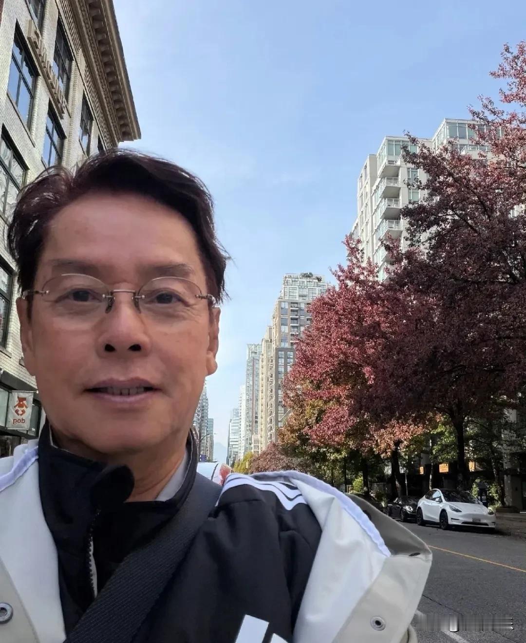 76岁谭咏麟生活太完美了！演唱会刚结束，转头又飞加拿大看儿子！红馆终演才落幕