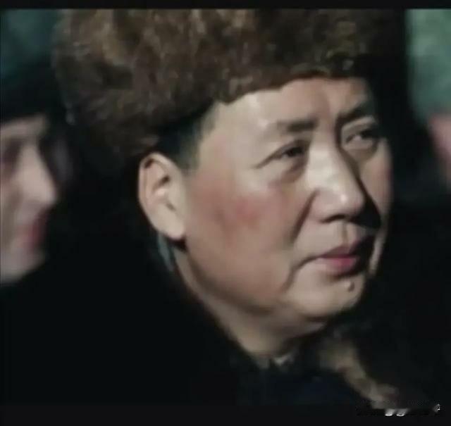 毛主席的伟人风采，尽显慈祥亲切。有张照片里，他面容可亲地坐在藤椅上，阳光洒下，面