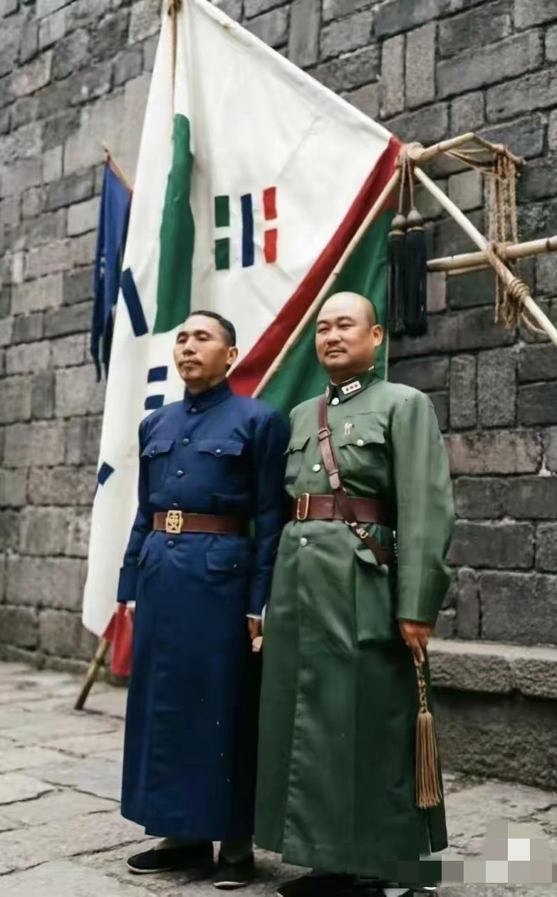 这张1940年拍摄于重庆的合影，照片左边是“韩国国父”金九，右边是时任重庆卫戍总