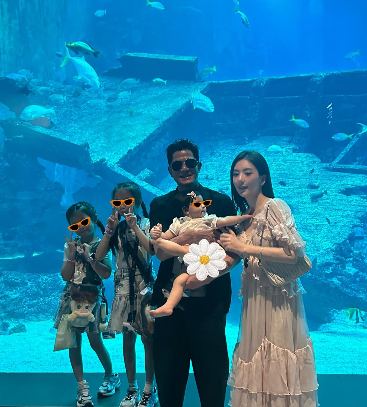 方媛晒出一家五口的新加坡旅游照，最小的三女儿首次露出正脸，虽然照片有些模糊，