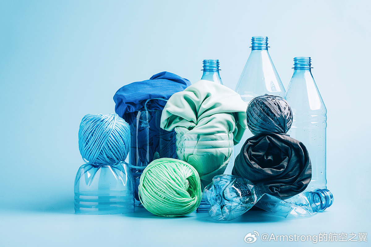 聚酯纤维是塑料的具象化具体来说，我们衣服标签上最常见的“聚酯纤维”（俗称涤纶）