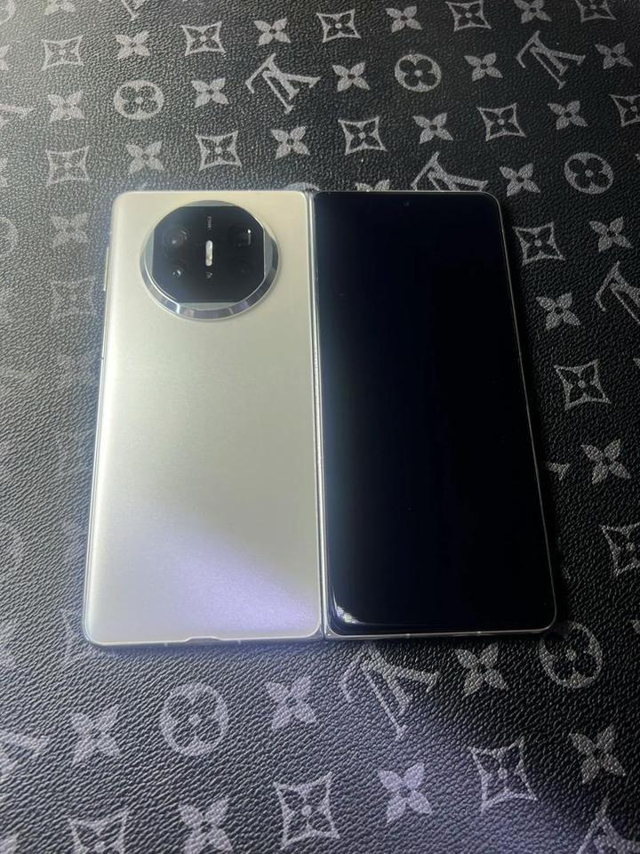 朋友说华为MateX5用够了，12+256G现在能卖多少钱当初加价买的，不知