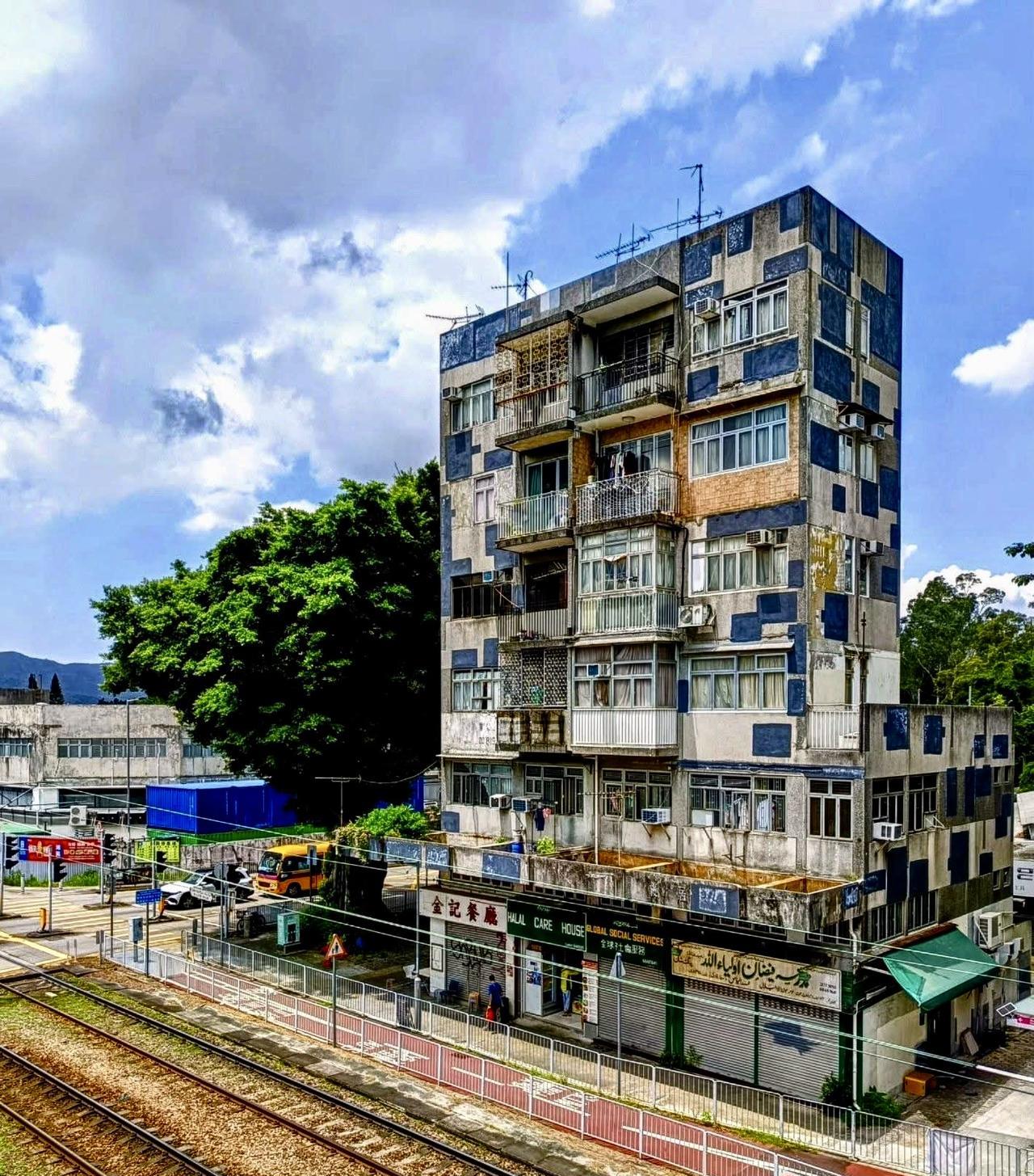 网上看到一张照片，一座香港的旧楼（估计大概60年代建的），也称为唐楼，据说内部是