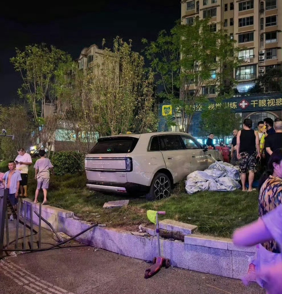 小米回应澎程试驾事故官方回应来了，客户试驾把油门当刹车踩，没有人受伤！这和车没什