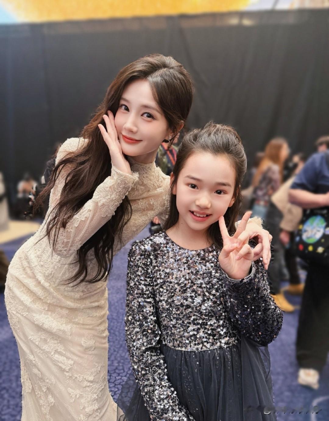 左边是李一桐，1990年出生，身高165cm。右边是高舒乔，2016年出生。