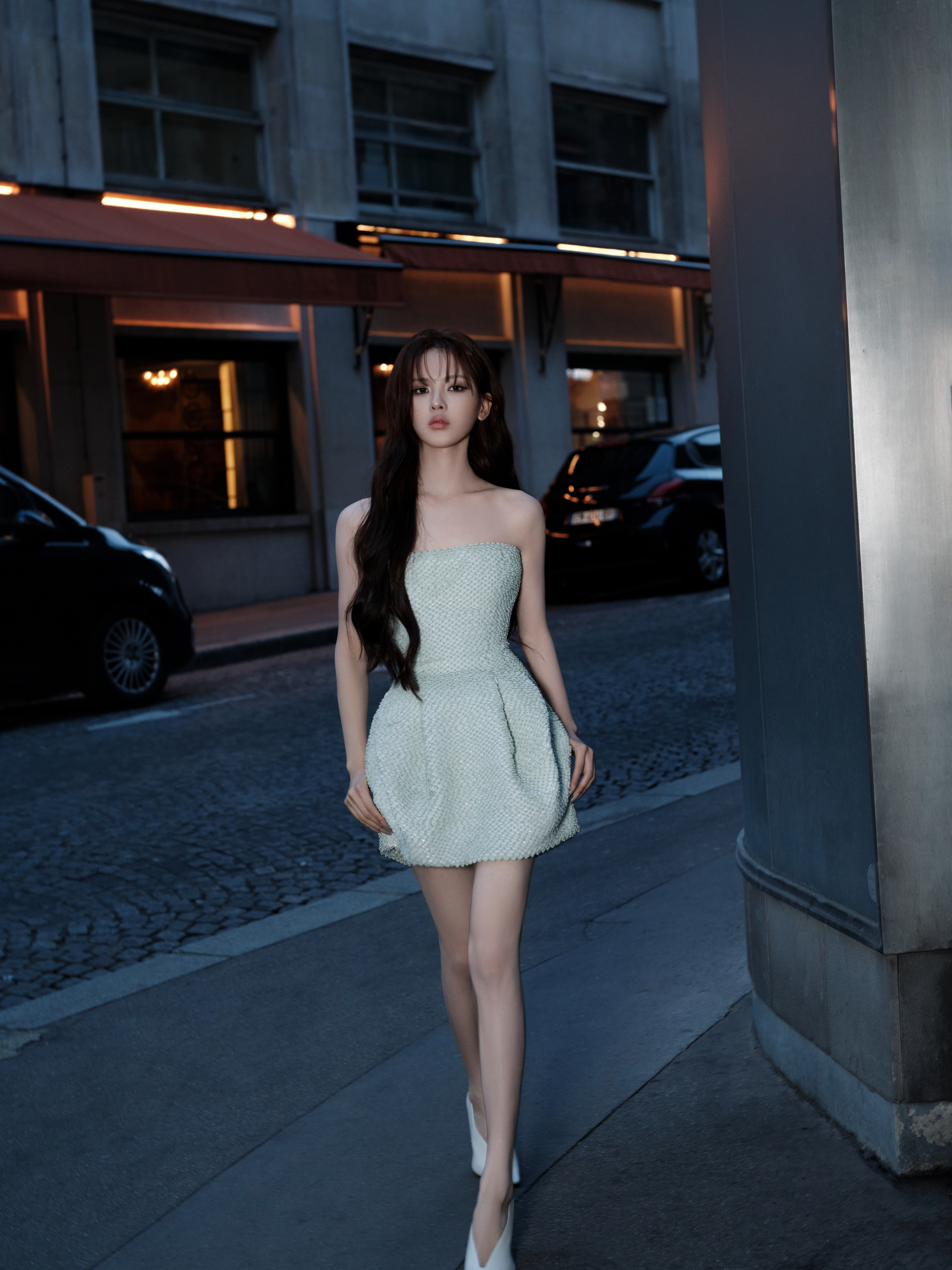 杨超越｜inBALENCIAGA淡绿亮片抹胸裙搭配刘海长发，尽显清丽优雅的气