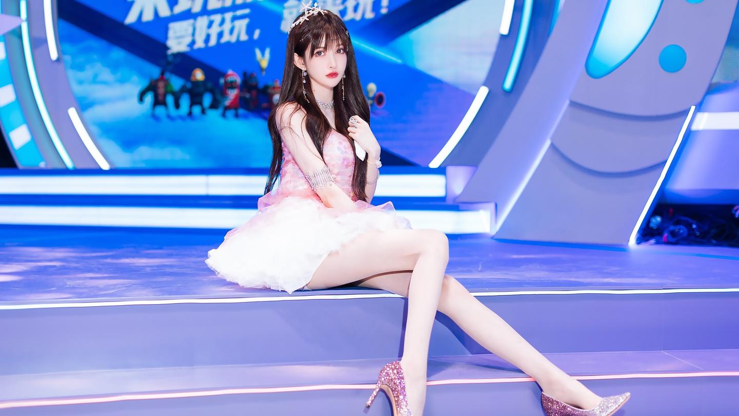 女领导带着男下属去出差，出门时，男下属裤子前面的拉链没有拉上，女领导觉得不雅观，