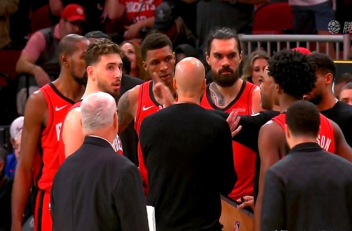 没有冒进直接要三分绝乌度卡把1.4秒当成一整节来打，他赌的是魔术的记性，不是