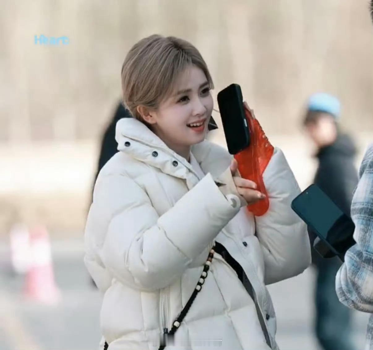 从哪淘来的这种宝贝？！白鹿展示拖鞋手机壳的瞬间，我笑到睡意全无。她越是一脸认真，