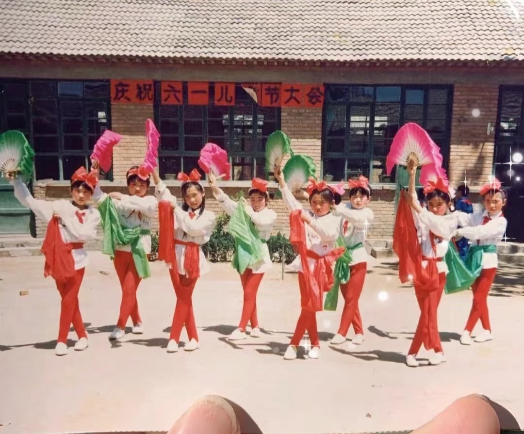 赵丽颖合照的同学成了大明星小时候婴儿肥，圆圆的超可爱，十八九岁后就开始像花儿一