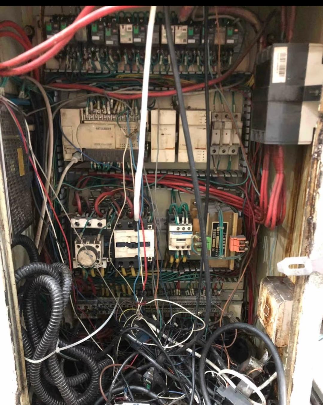 朋友去这家制造厂面试电工，这厂老板叫我朋友把这两个电箱恢复一下，就是把电箱整漂亮