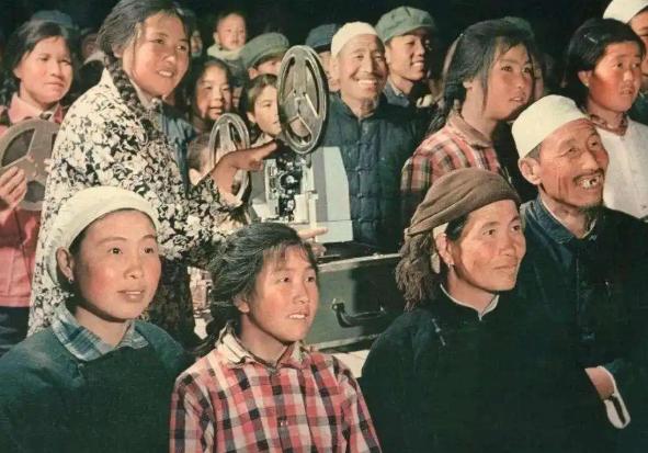 1986年，辽宁盖县九垄地村，全村看露天电影，信用社老员工，却猛然听出几声“枪响