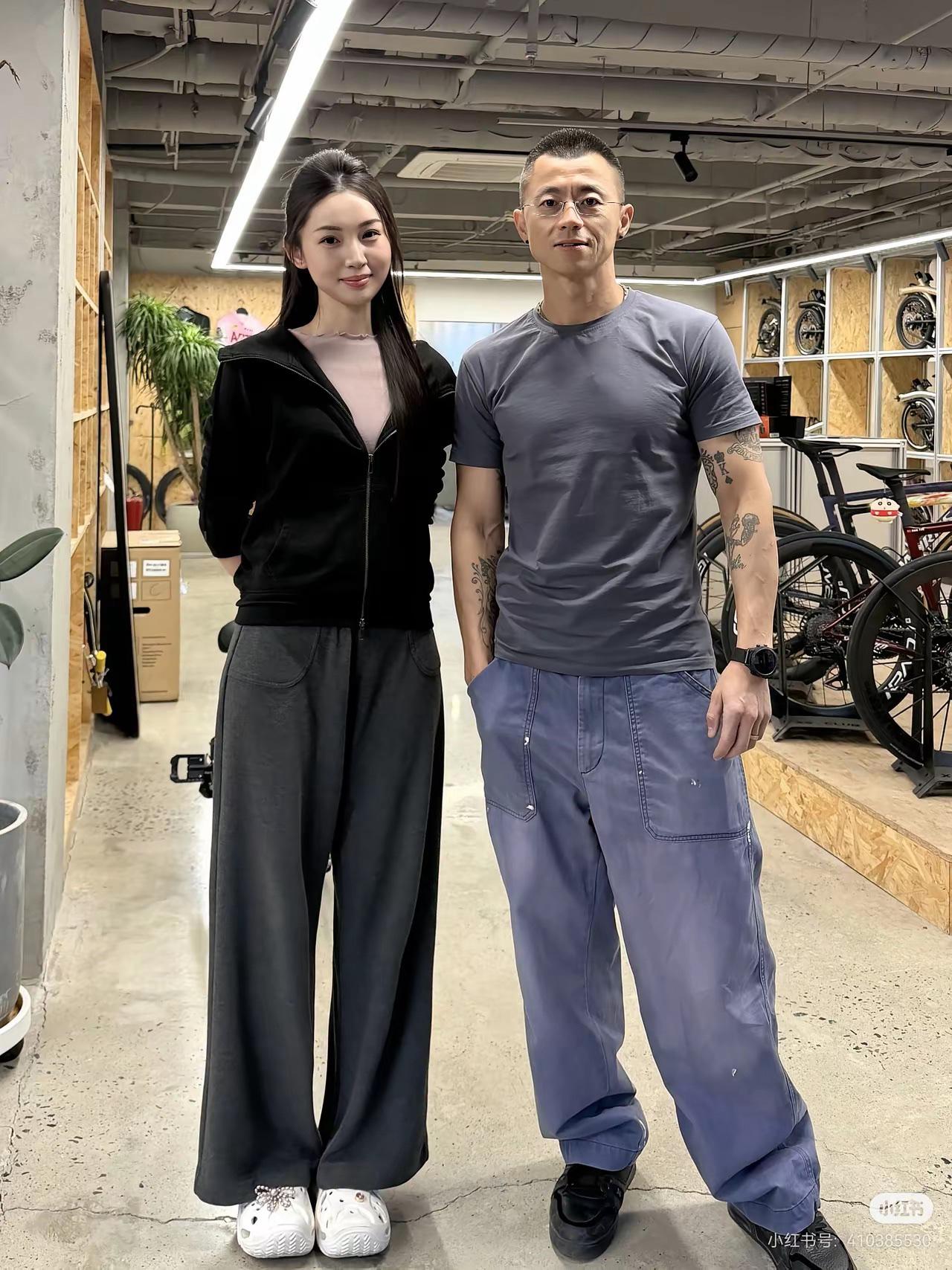 他两个什么关系