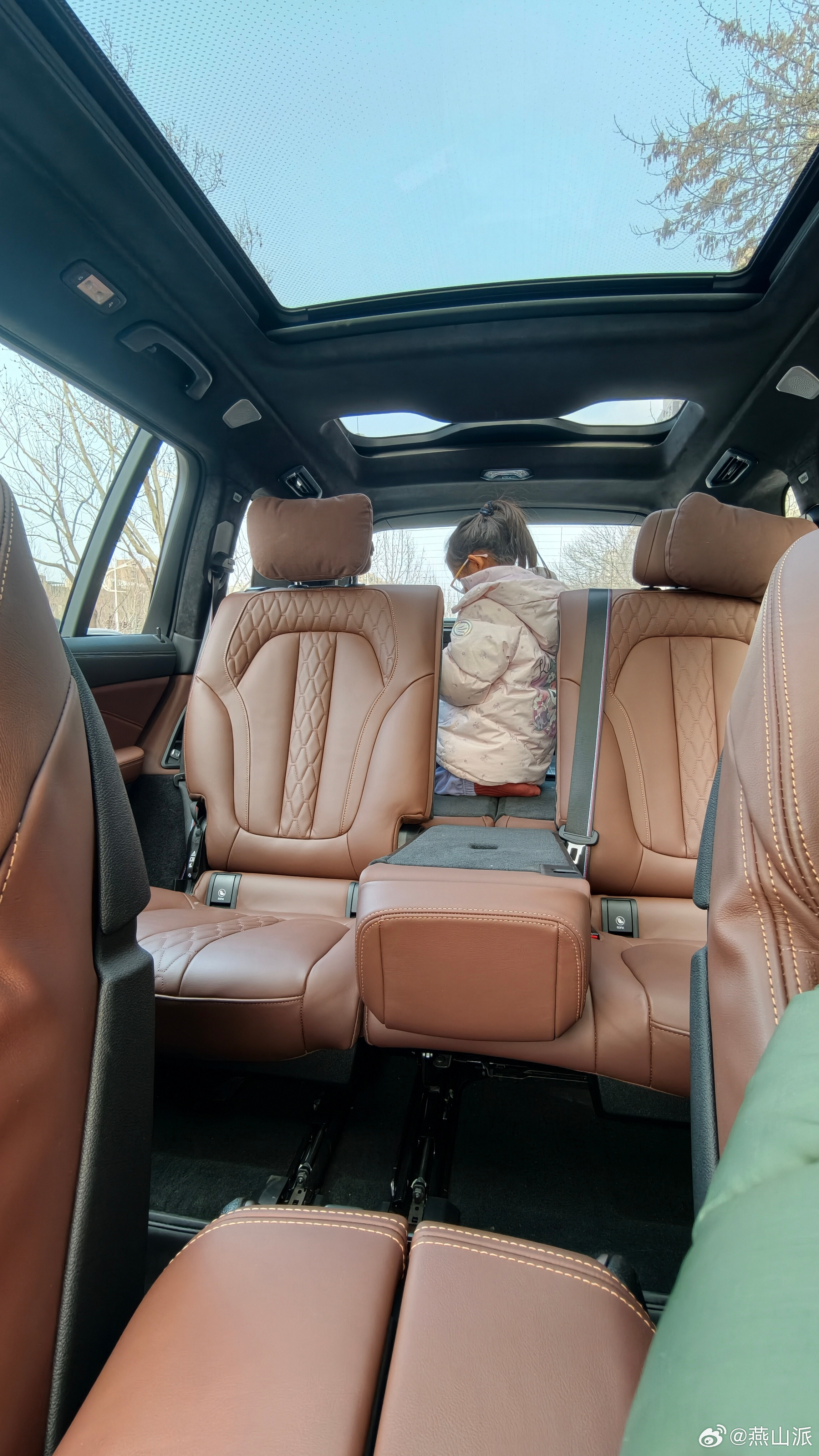 真喜欢宝马X7的后备箱天地门，感觉这种后备箱门就应该成为大型SUV的标配。对宝马