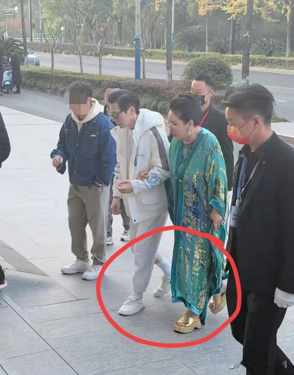 向华强夫妇70多岁了，打扮的是真精致。大冷的天儿，向太光着脚穿着金色的拖鞋，向