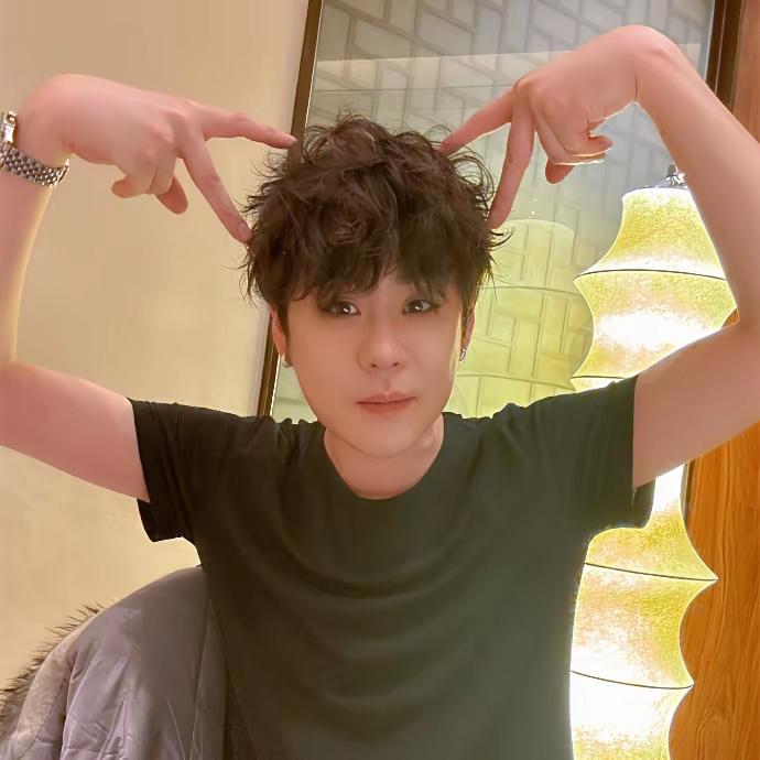 【张云雷新年首场演唱会获批，转型已经开花结果，你怎么看？】近日，德云社大师兄、