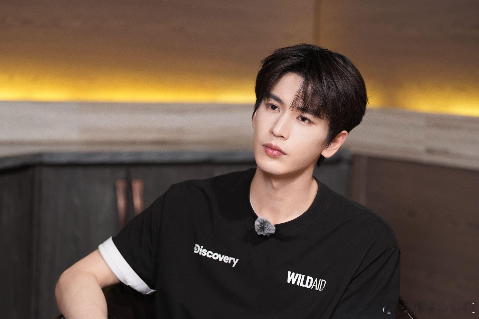 新华社赞张凌赫作为演员的社会责任三观端正格局在线，张凌赫用心做公益、踏实做演员