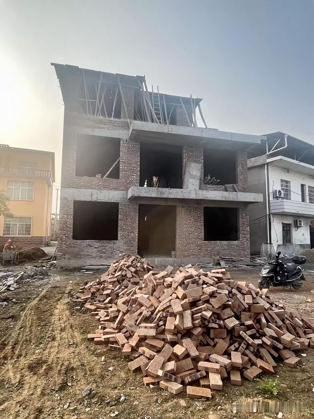 这是我花了不到20万建起来的房子。我就不明白，农村为什么有那么多喜欢去城里买房