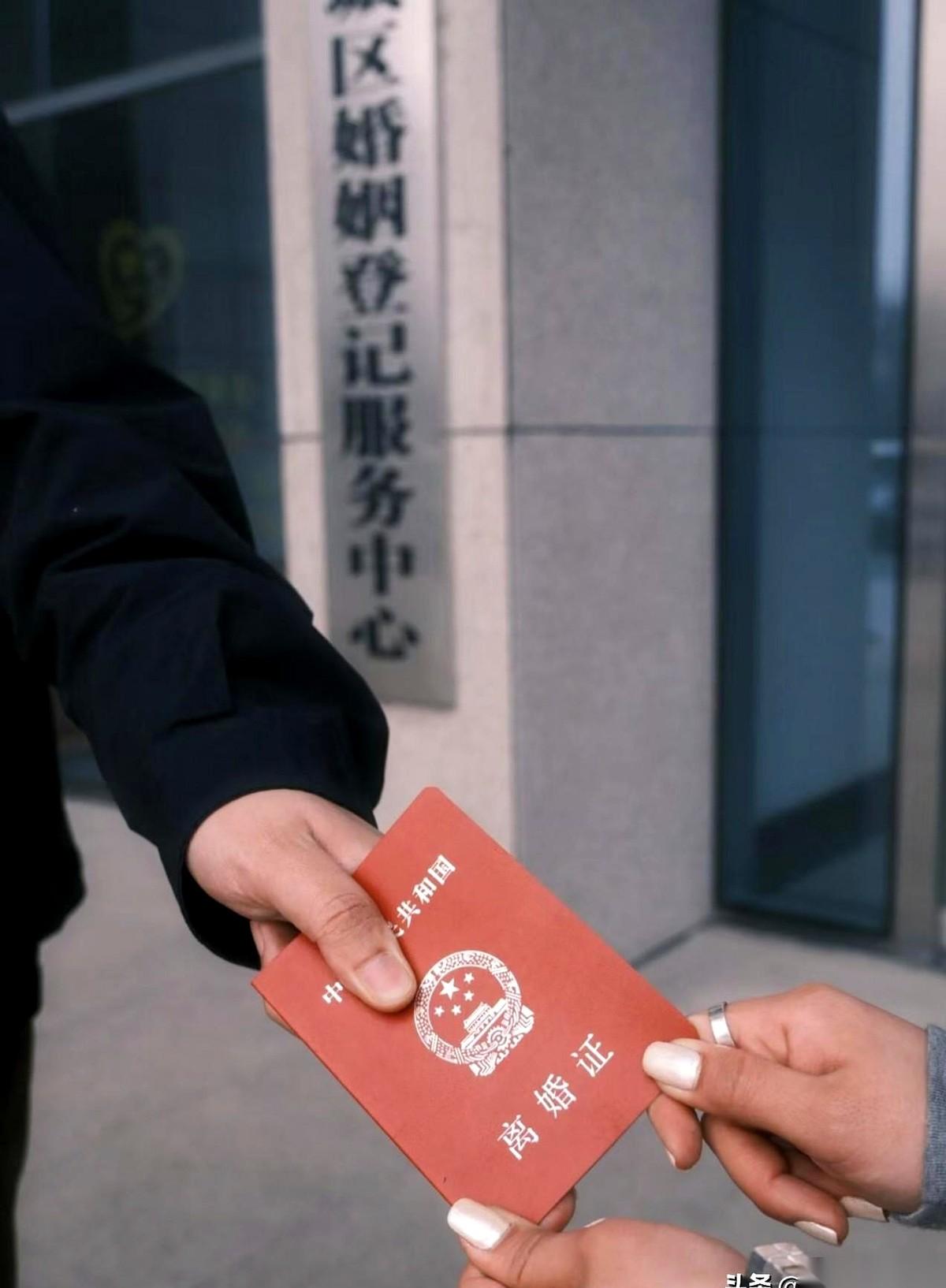 民政局门口，那姐们儿举着离婚证吼“老娘自由了”的时候，笑得多像个疯子。可她绝对