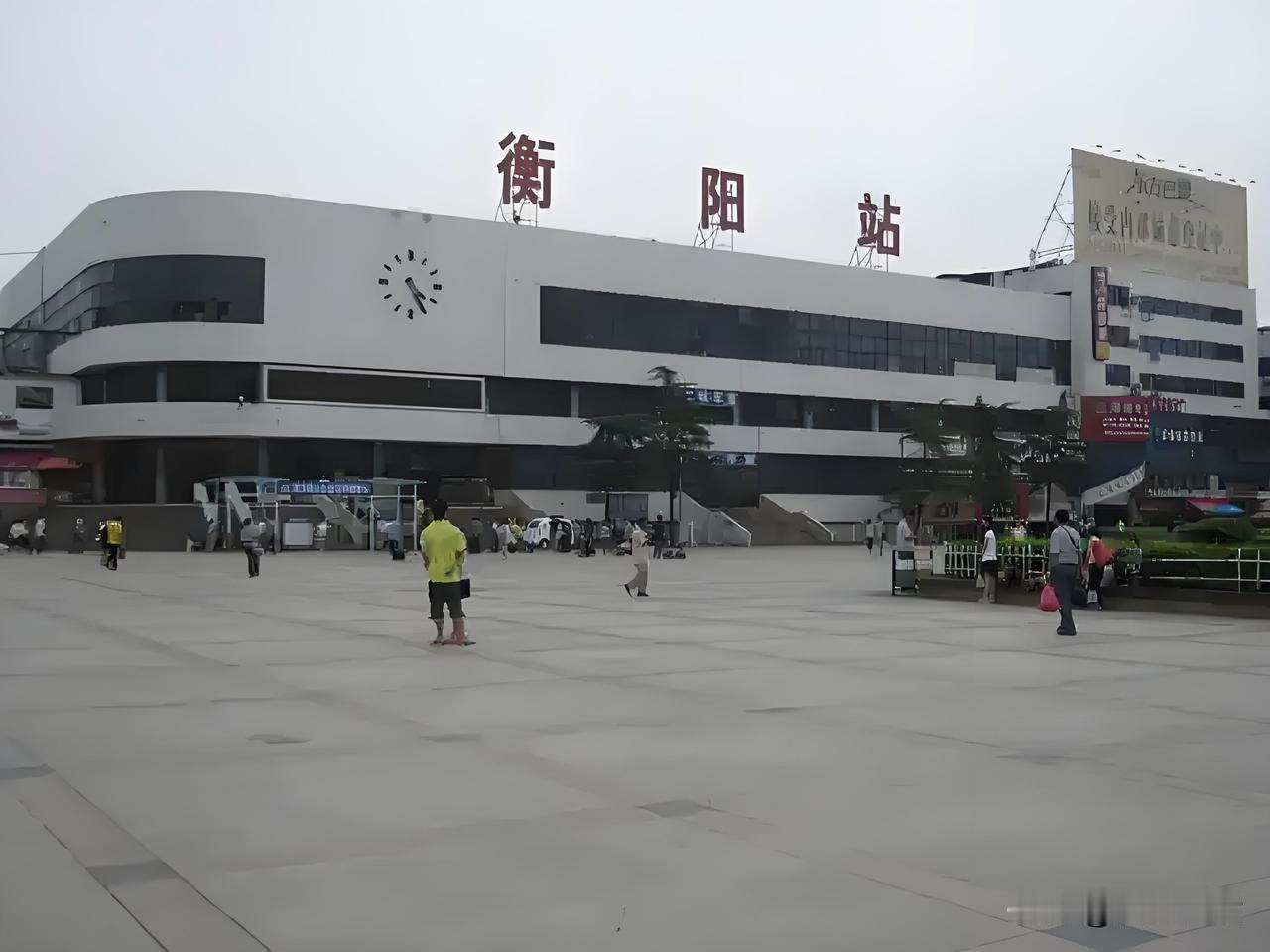 我的老家是湖南衡阳，对衡阳这个城市我既爱又恨。从小对其爱，以它为自豪不假，但有些