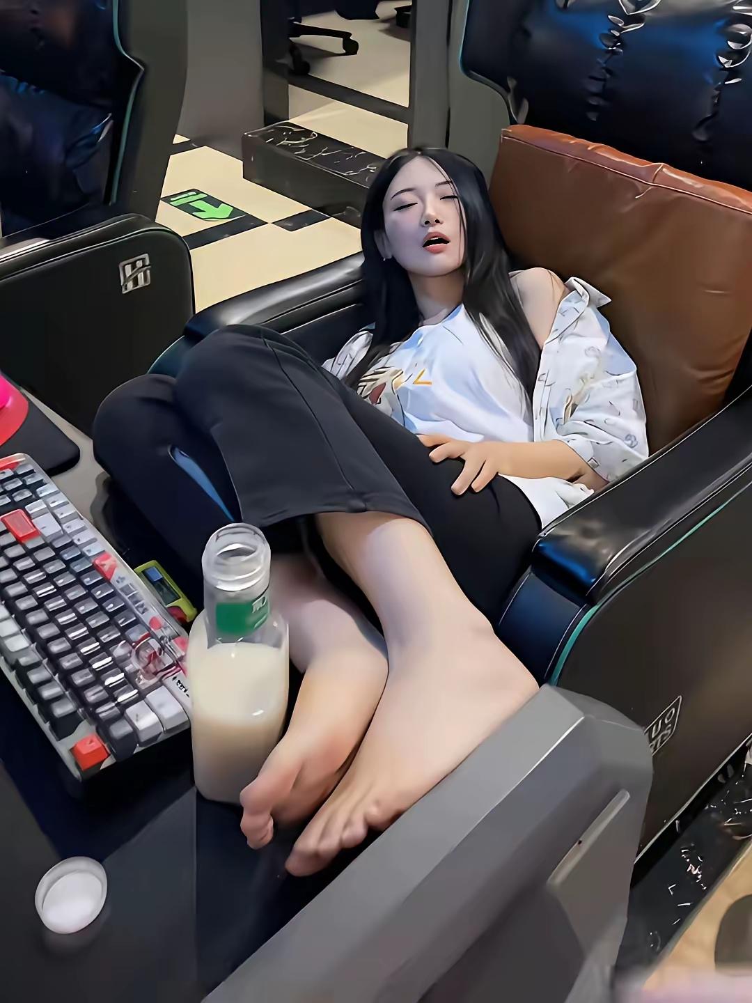 过年了，网吧度过的一个不回家的人