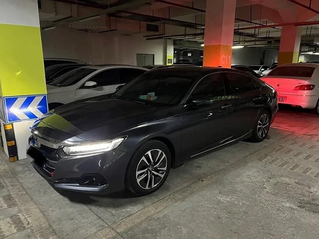 发个车库里的十代雅阁，这颜值真的戳我！现在的雅阁没这味儿，八代也没它帅，也就九代