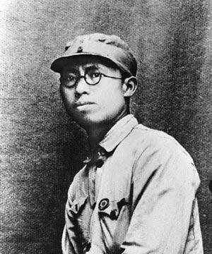 1941年，上千日军紧咬罗荣恒只有几百人的部队，部队刚渡过湍急的河流，敌军已近在