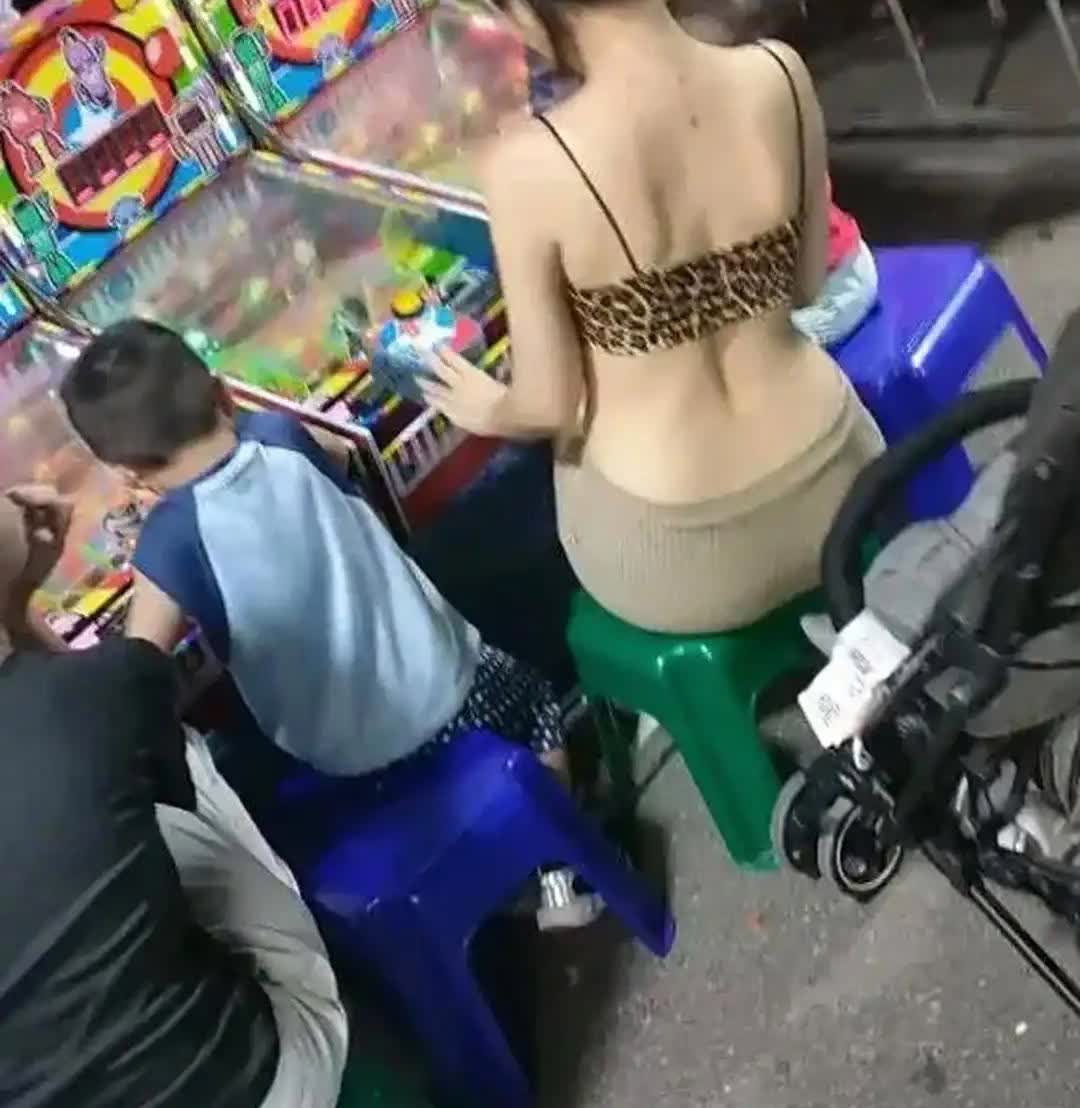 张三趁着暑假去美国费城探望远房叔叔，叔叔家住在唐人街附近的居民区。这天下午，叔叔
