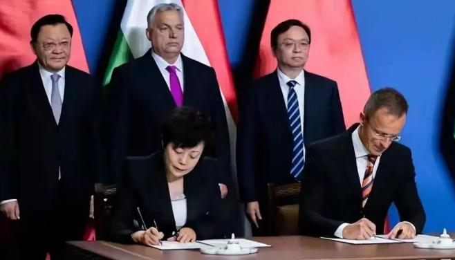这一步棋，下得实在太高了！在匈牙利干了12年的外交部长，前脚刚卸任，后脚就直接空
